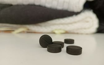 Зачем класть активированный уголь в шкаф осенью? Вот как этот трюк позволит стирать одежду реже — Полезно