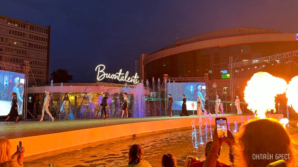 Фаер-шоу и фестиваль моды на улице Советской в Бресте