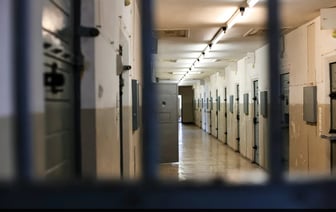 Охранники тюрем в Великобритании госпитализированы после того, как заключенные подсыпали карри с наркотиками.