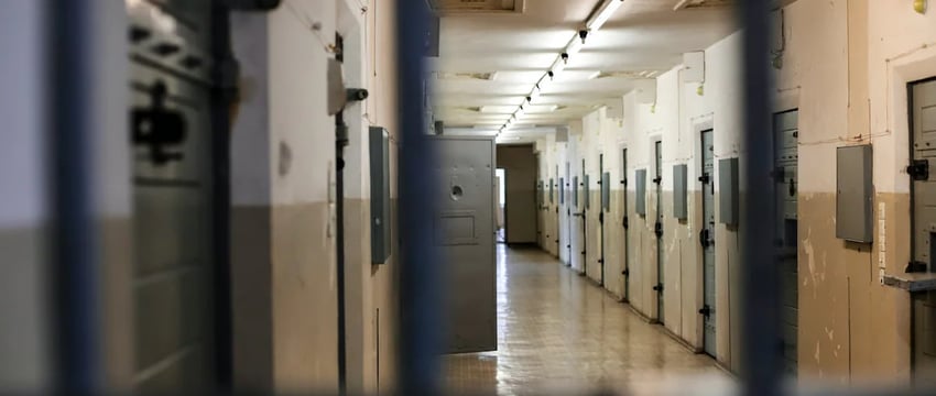 Охранники тюрем в Великобритании госпитализированы после того, как заключенные подсыпали карри с наркотиками.