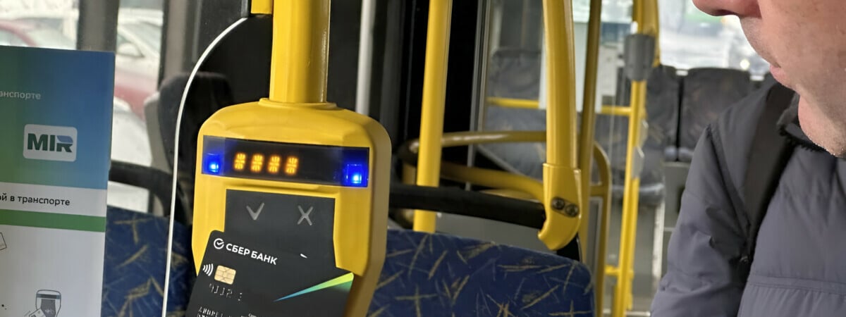 В Гомеле запустили оплату проезда банковской картой прямо в автобусе. Когда по всей стране?