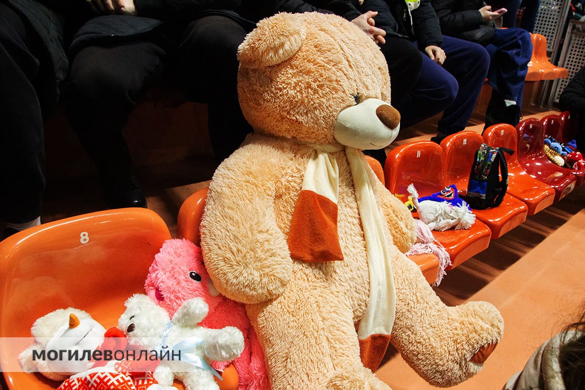 Вчера после хоккейного матча «Могилев» — «Металлург» состоялся большой благотворительный «Мишкопад»