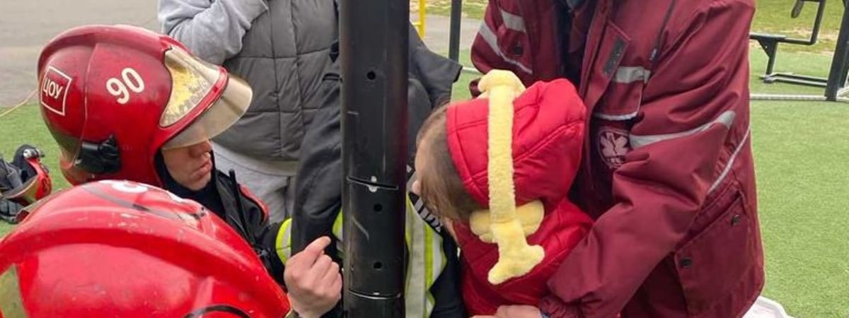 В Гродно на спортивной площадке у девочки застрял палец — на помощь пришли спасатели