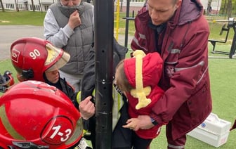 В Гродно на спортивной площадке у девочки застрял палец — на помощь пришли спасатели