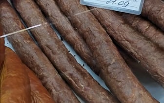 «А олень с рогами был?» – Белорус рассказал, что добавляют в колбасу из оленины в Беловежской пуще — Видео