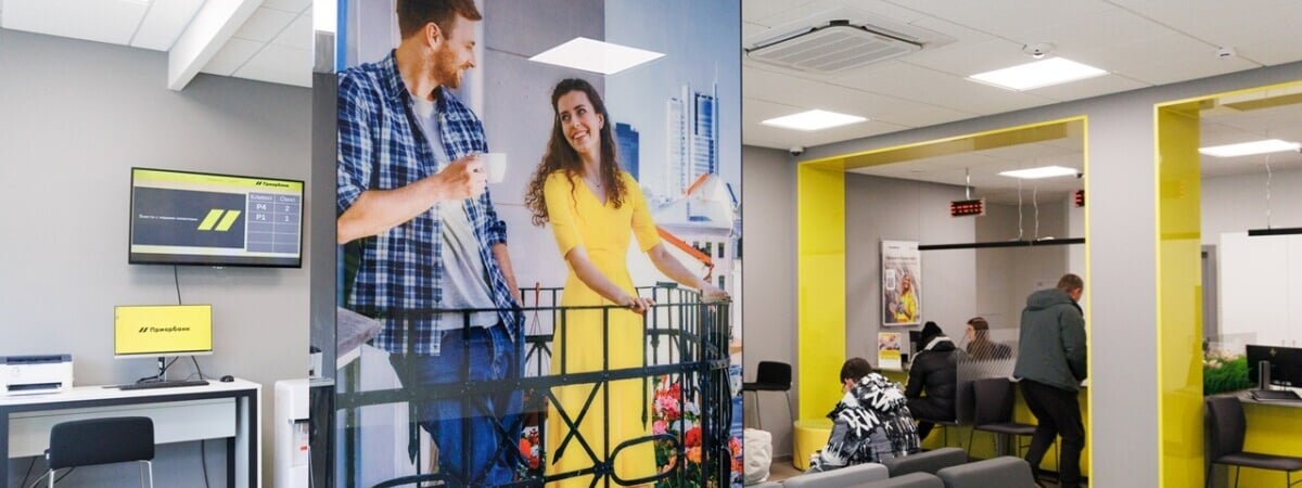 Приорбанк резко поднял минимальную комиссию за переводы в долларах и евро. Кому придётся заплатить от 200 рублей?