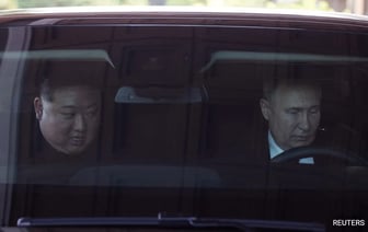 Путин и Ким Чен Ын по очереди катают друг друга на лимузине российского производства