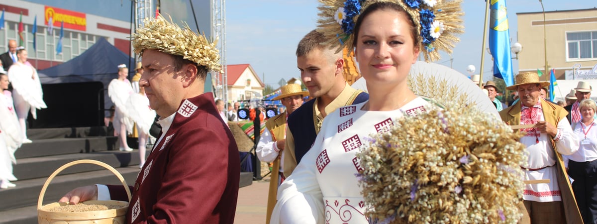 Вручение наград, конкурс караваев и концерт группы «Корни»— программа «Дожинок» в Мостах