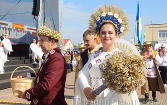 Вручение наград, конкурс караваев и концерт группы «Корни»— программа «Дожинок» в Мостах