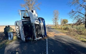 Опасная ситуация на дороге: в Жабинковском районе перевернулся грузовик
