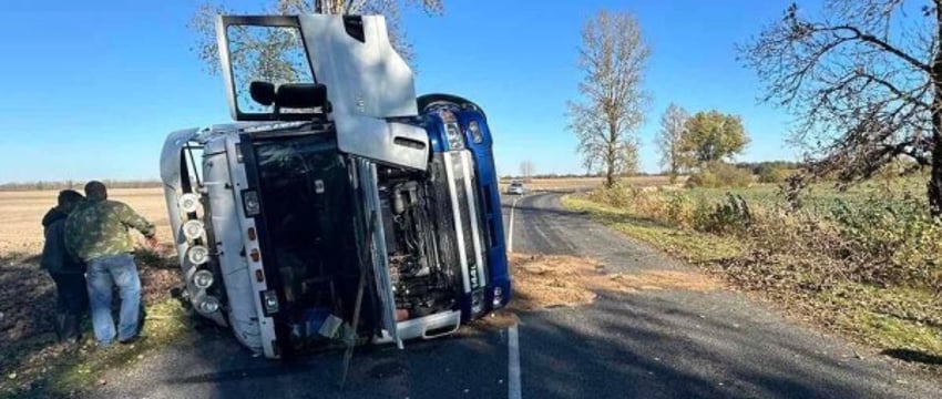 Опасная ситуация на дороге: в Жабинковском районе перевернулся грузовик