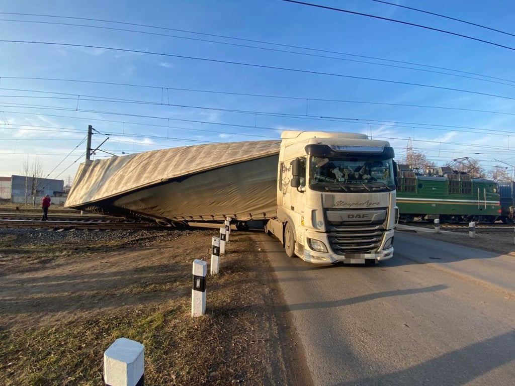В Беларуси поезд столкнулся с фурой