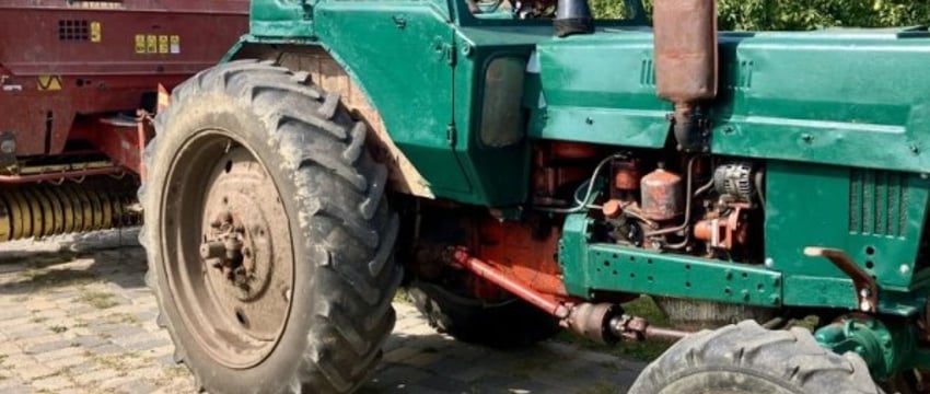 В Германии нашли угнанный трактор «Беларус» – воры перекрасили его