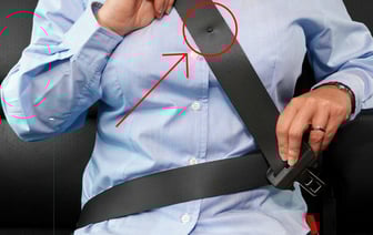 Зачем нужна такая кнопка на ремне безопасности? Ответ может вас удивить — Полезно