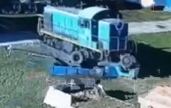 В Жабинке водитель GAZ не остановился перед тепловозом — видео