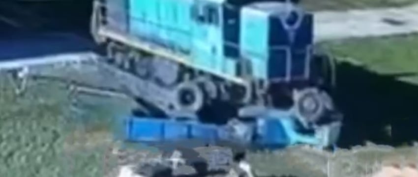 В Жабинке водитель GAZ не остановился перед тепловозом — видео
