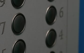 Застряла в лифте, а при вызволении сломала руку. Что решил суд?