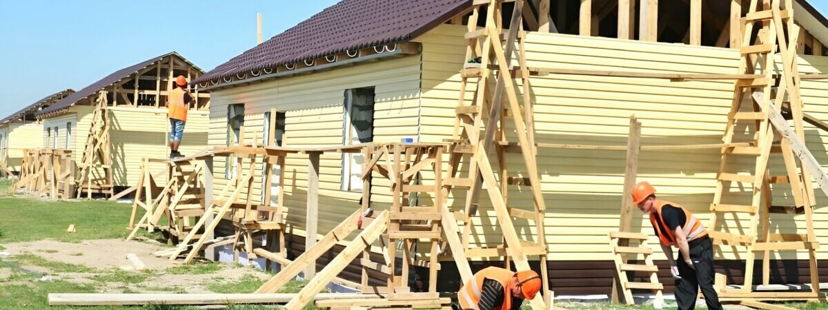 «Где никогда люди не жили» — Лукашенко призвал чиновников «подталкивать» белорусов строить жильё в деревнях