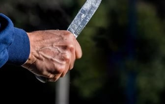 В Беларуси мужчина ради забавы решил разыграть сцену из сериала и стал угрожать прохожему ножом