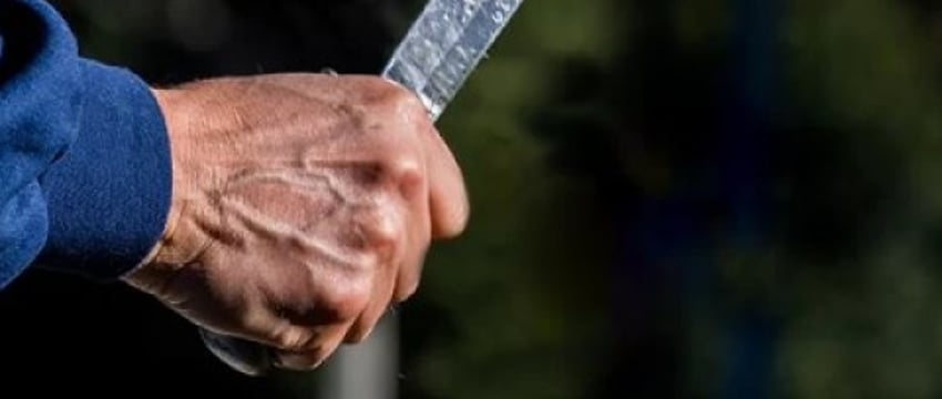 В Беларуси мужчина ради забавы решил разыграть сцену из сериала и стал угрожать прохожему ножом