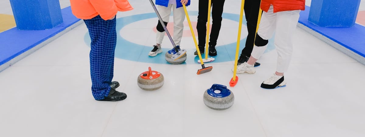 «Не можем переодеться» — Спортсменки пожаловались на отсутствие штор в Олимпийской деревне. А из-за чего начали переезжать в гостиницы?