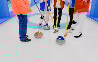 «Не можем переодеться» — Спортсменки пожаловались на отсутствие штор в Олимпийской деревне. А из-за чего начали переезжать в гостиницы?