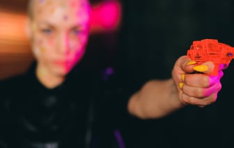 С грузовика упала бетонная плита, машины едва успели затормозить