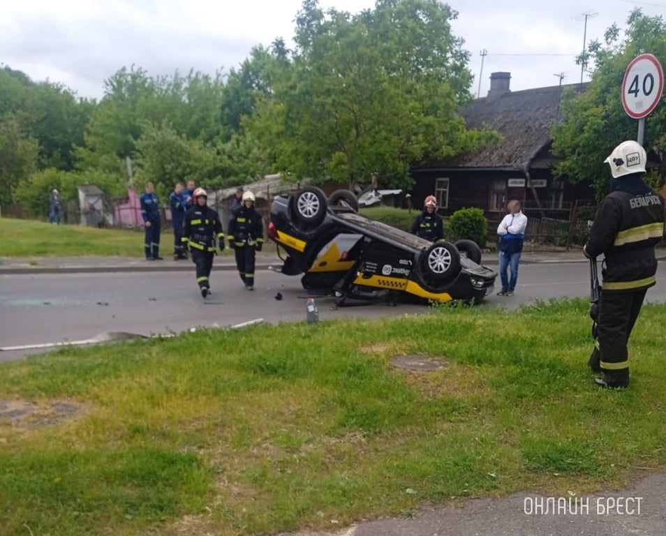 Стало известно, как в Бресте перевернулся автомобиль такси