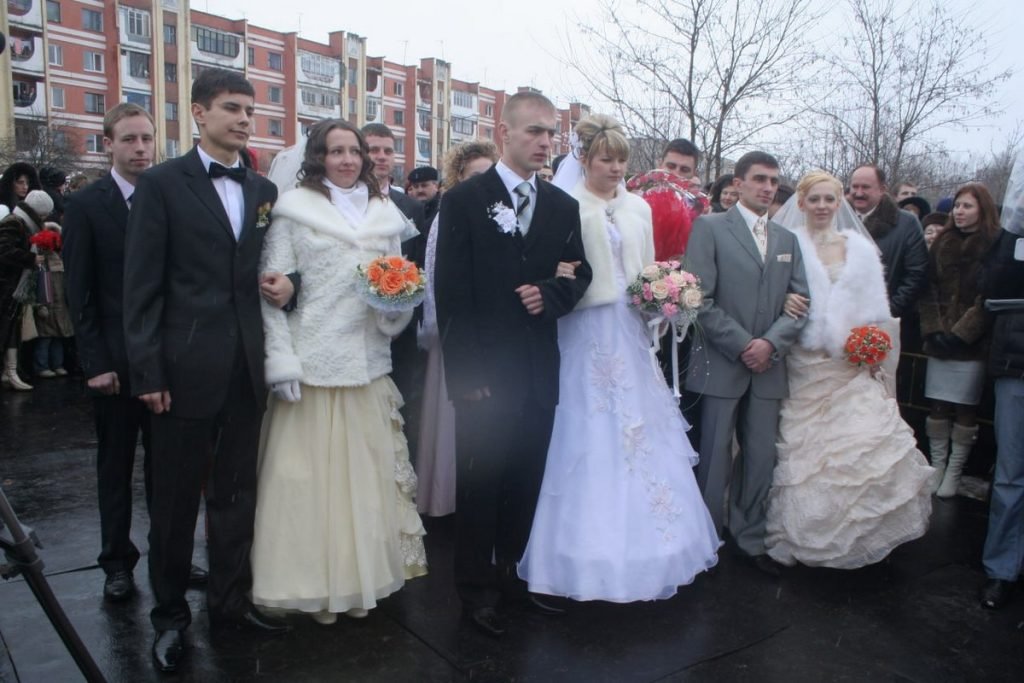 Ночевали в машине, чтобы попасть в ЗАГС. История одной свадьбы в Барановичах
