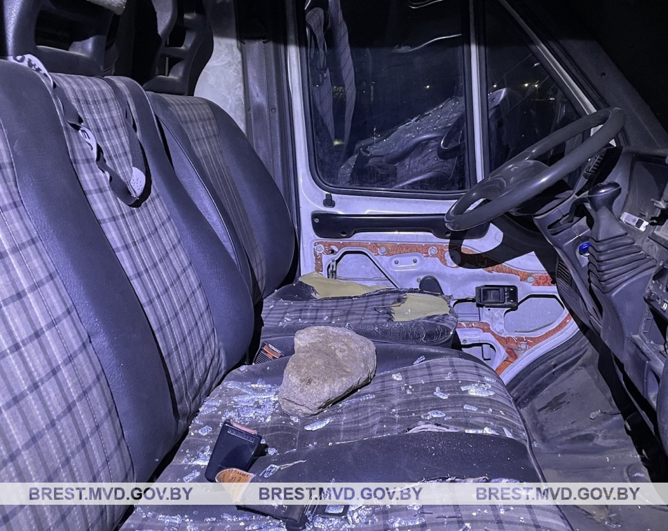 Ночной погром в Барановичах: пьяный мужчина крушил машины камнями