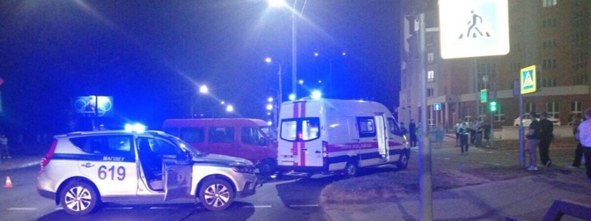 В Могилёве микроавтобус насмерть сбил мотоциклиста. Водитель сбежал с места ДТП — Фото