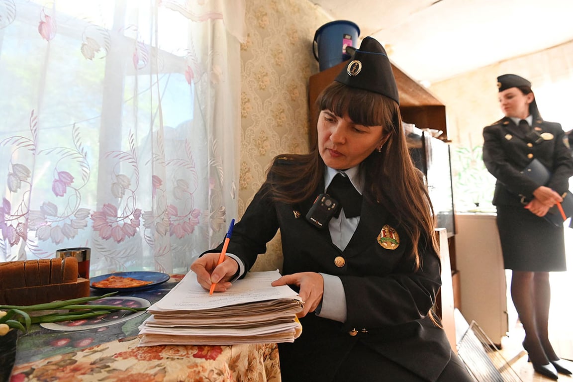 «Конь машину разбил, его и сажайте!» Как судебные исполнители собирают долги