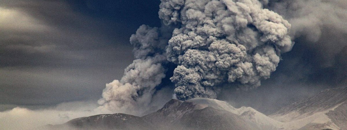 В Сети показали извержение вулкана Шивелуч на Камчатке в РФ — Видео