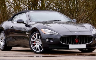 Такое лучше наблюдать на расстоянии. Посетители американского национального парка Йеллоустоун стали свидетелями мощного извержения гейзера