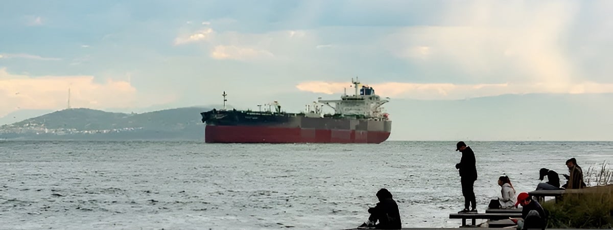 Хуситы атаковали танкер с российской нефтью в ответ на ракетные удары США