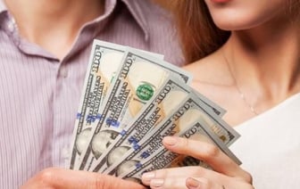 «Денег много не бывает». Белоруски рассказали, сколько нужно для счастья и кто в семье должен зарабатывать