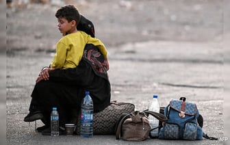 Ливанцы укрываются в бомбоубежищах после длительных поездок, спасаясь от израильских бомбардировок.