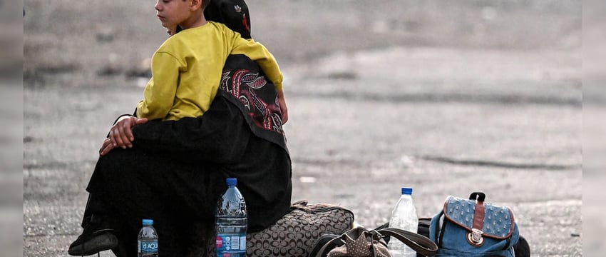 Ливанцы укрываются в бомбоубежищах после длительных поездок, спасаясь от израильских бомбардировок.