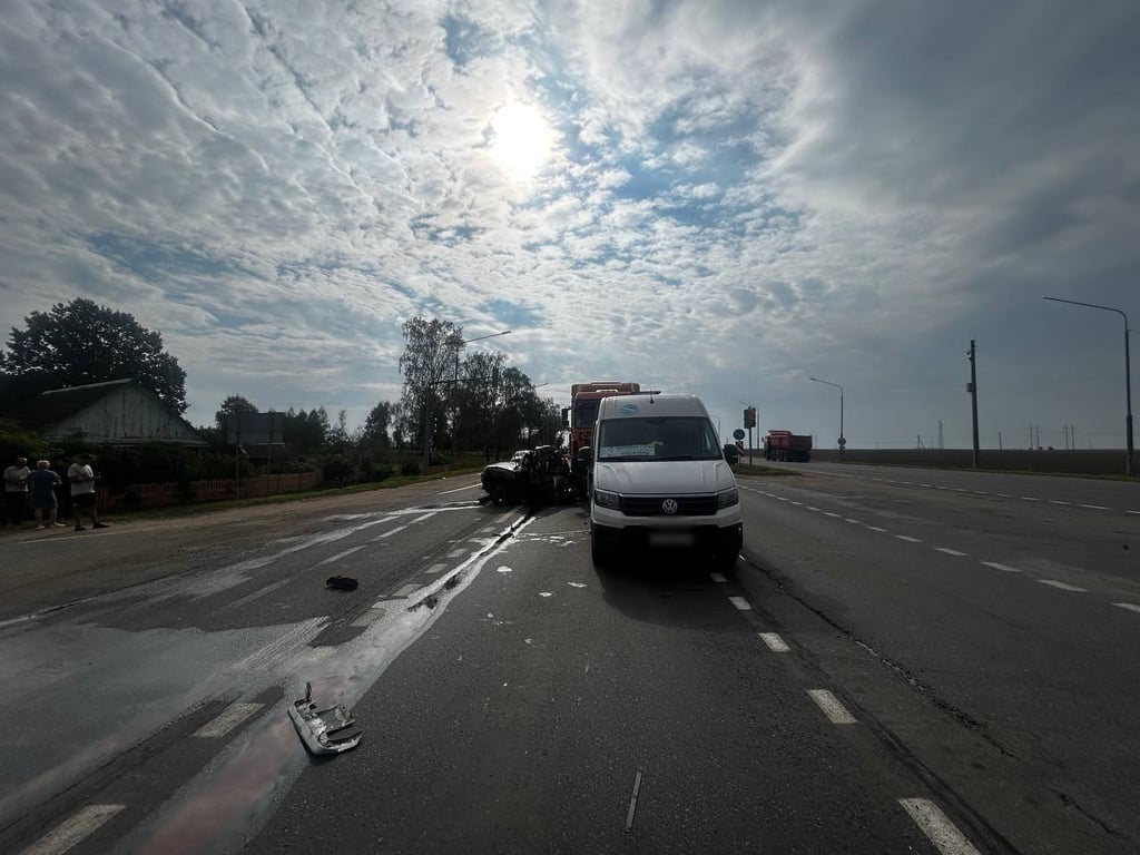 Смертельная авария: МАЗ въехал в легковушку и маршрутку