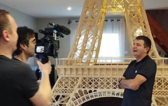 Мужчина 8 лет строил Эйфелеву башню из спичек, чтобы побить рекорд Гиннеса. Но что-то пошло не так — Фото