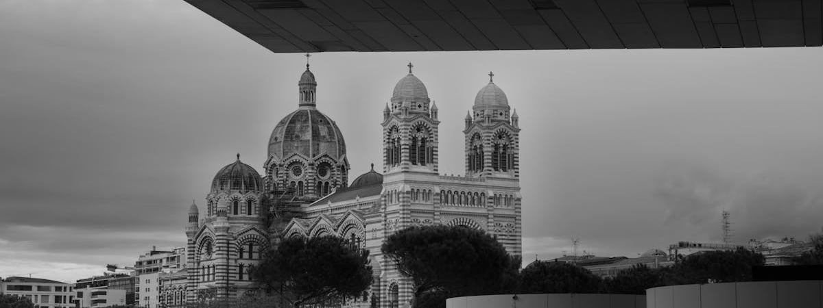 На бывшего президента Франции надели электронный браслет по делу о коррупции