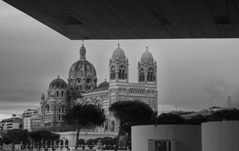 На бывшего президента Франции надели электронный браслет по делу о коррупции