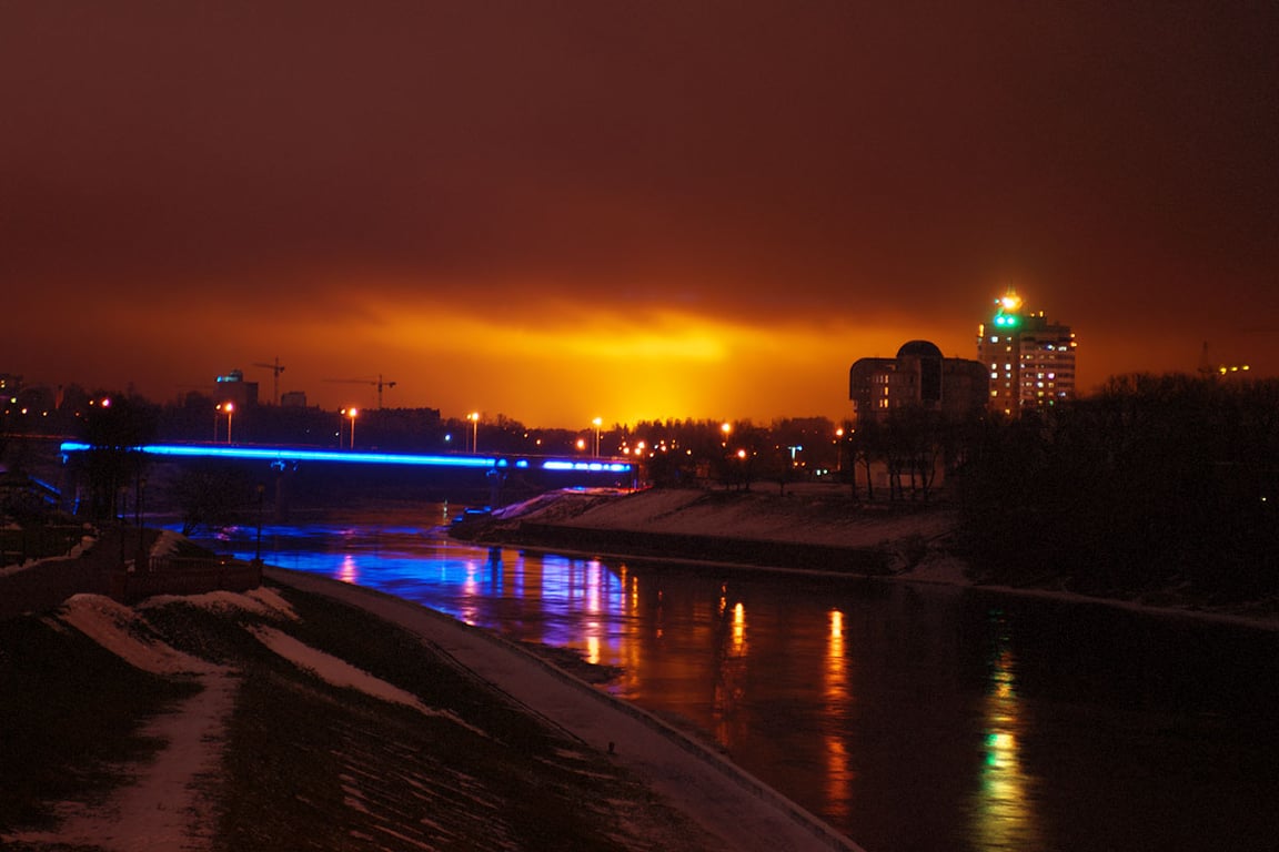 Свет из теплиц подсвечивает в Витебске облака. Фото Сергея Серебро