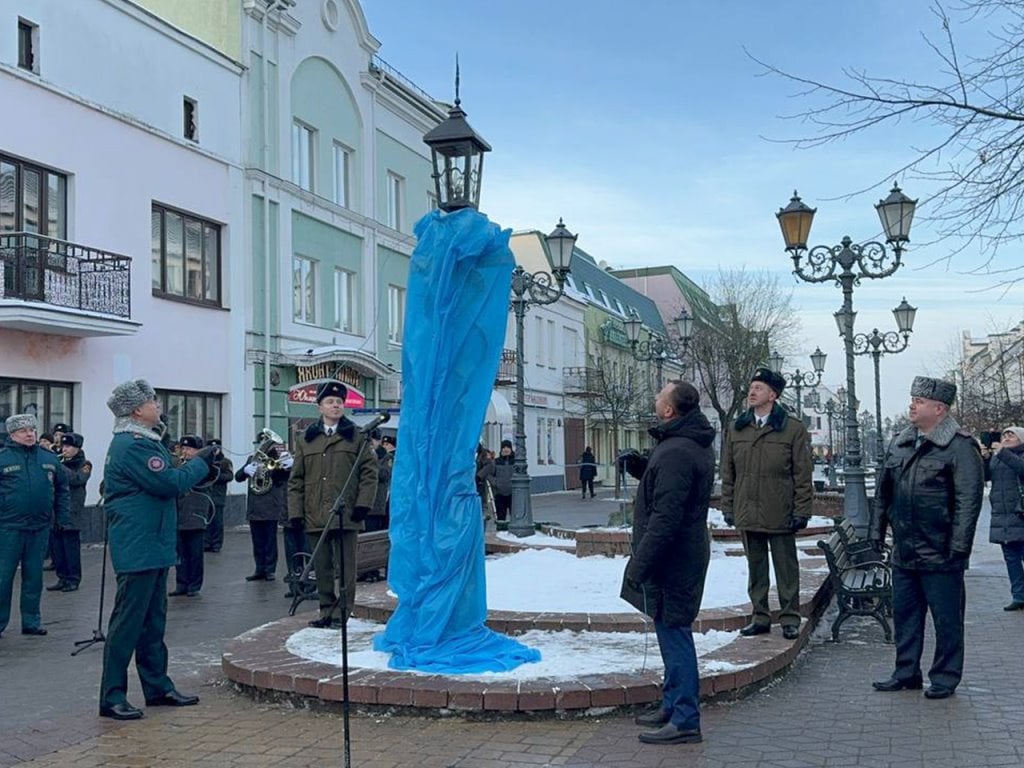 В Бресте на Советской открыли новый арт-объект - фонарь от МЧС