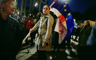 Сторонники оппозиции вышли на протест в центре Тбилиси. Какой «механизм фальсификаций» потребовали отменить? — Видео