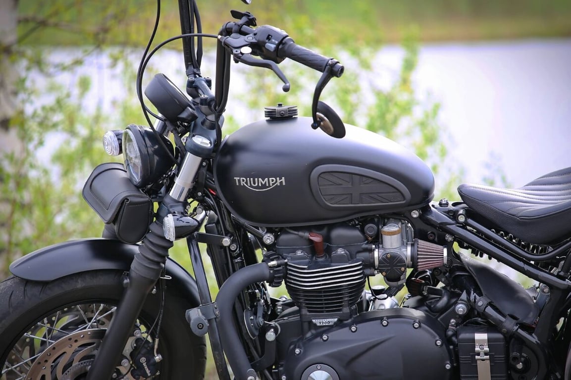 «В замок зажигания впихнули ключ от шкафа». Белорус про Triumph Bonneville Bobber из Америки