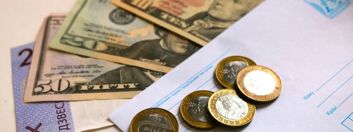Медианная зарплата белорусов выросла за год на 19,5%. Сколько в рублях и долларах? — Официально