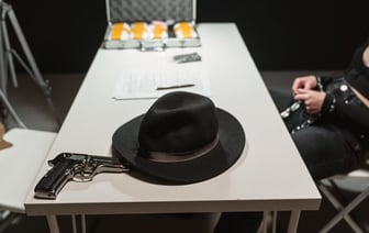 Полочанка разбила лобовое стекло автомобиля рюмкой из-под водки