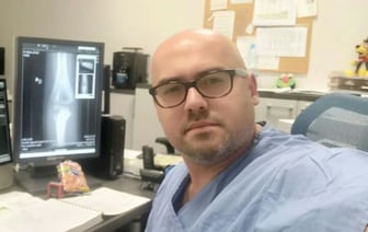 «Здесь работа в сфере медицины — это не рабский труд». Известный беларуский врач начал в Польше с нуля