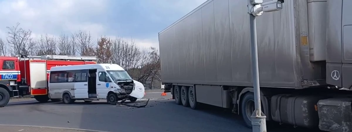 В Бресте фура врезалась в маршрутку — трое в больнице — Видео